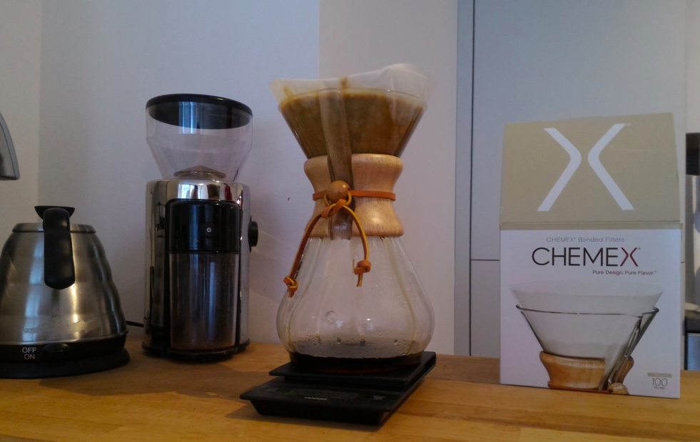 Chemex Karaffe frisch zubereiteter Kaffee auf der einer Waage